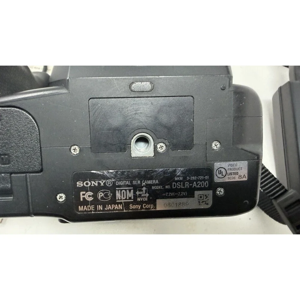 Sony Alpha DSLR-A200 10.2MP Digital SLR Camera 18-70mm Zoom Lens battery w/2GB
